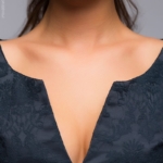 Вечернее платье макси темно-синего цвета с вырезом на груди m00383db-5