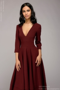 Бордовое платье миди с глубоким вырезом и расклешенной юбкой купить в интернет-магазине