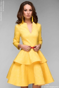 Желтое платье длины мини из жаккарда с баской и вырезом на груди купить в Воронеже