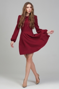 Заказать Короткое платье вишневого цвета с расклешенной юбкой и рукавом "фонарик" с бесплатной доставкой по России