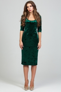 Бархатное платье-футляр изумрудного цвета с глубоким вырезом купить в интернет-магазине