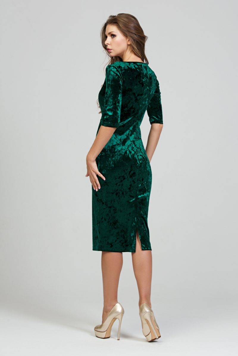 Купить Бархатное платье-футляр изумрудного цвета с глубоким вырезом в магазине женской одежды в Воронеже