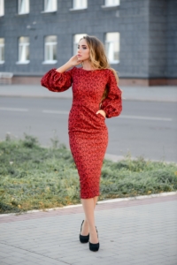 Красное платье-футляр длины миди с принтом и пышными рукавами купить в Воронеже