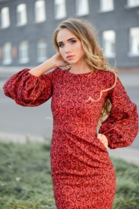 Красное платье-футляр длины миди с принтом и пышными рукавами купить в интернет-магазине