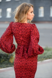 Купить Красное платье-футляр длины миди с принтом и пышными рукавами в магазине женской одежды в Воронеже