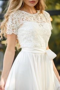 Длинное белое платье с пышной юбкой и кружевным верхом с короткими рукавами купить в интернет-магазине