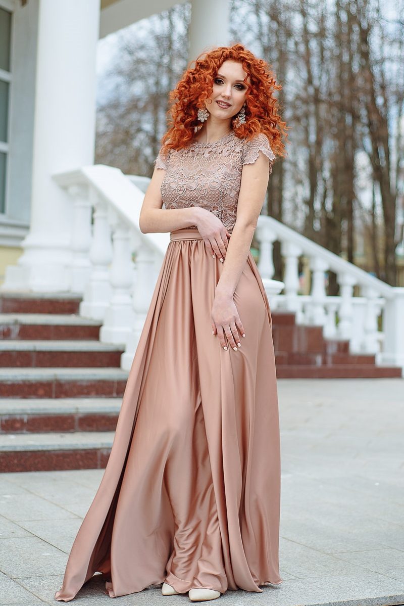 Длинное бежевое платье с пышной юбкой и кружевным верхом с короткими рукавами купить в Воронеже