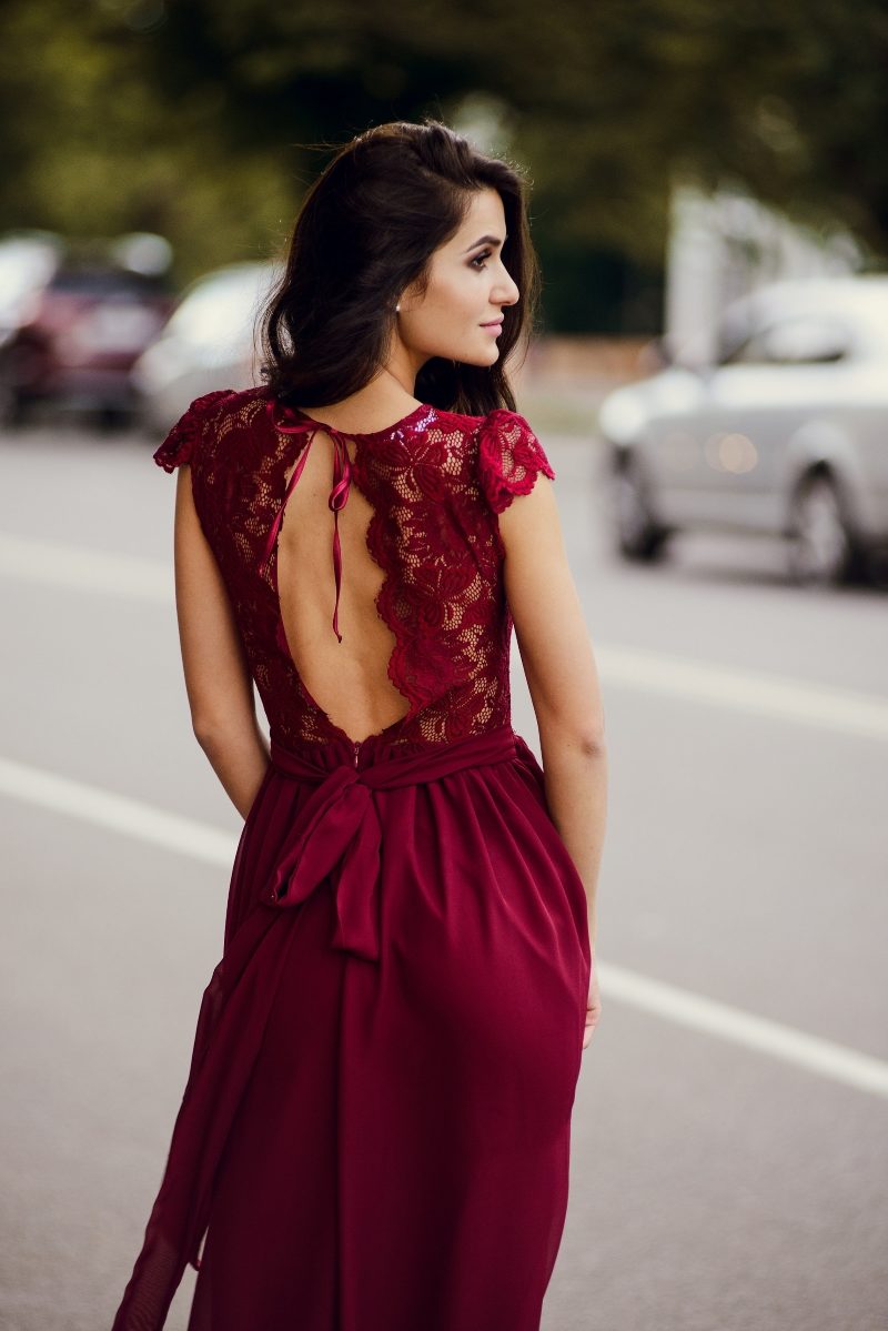 Заказать Длинное платье вишневого цвета с шифоновой юбкой и вырезом на спине с бесплатной доставкой по России