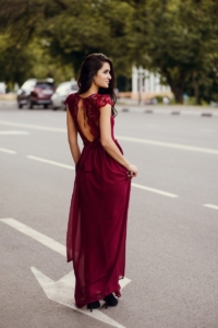 Длинное платье вишневого цвета с шифоновой юбкой и вырезом на спине купить в интернет-магазине