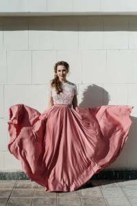 Длинное розовое платье с пышной юбкой и кружевным верхом с короткими рукавами купить в Воронеже