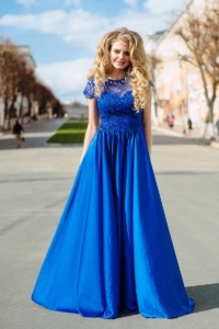 Длинное синее платье с пышной юбкой и кружевным верхом с короткими рукавами купить в Воронеже