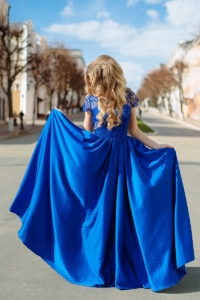 Длинное синее платье с пышной юбкой и кружевным верхом с короткими рукавами купить в интернет-магазине