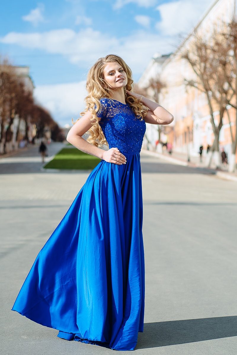 Заказать Длинное синее платье с пышной юбкой и кружевным верхом с короткими рукавами с бесплатной доставкой по России