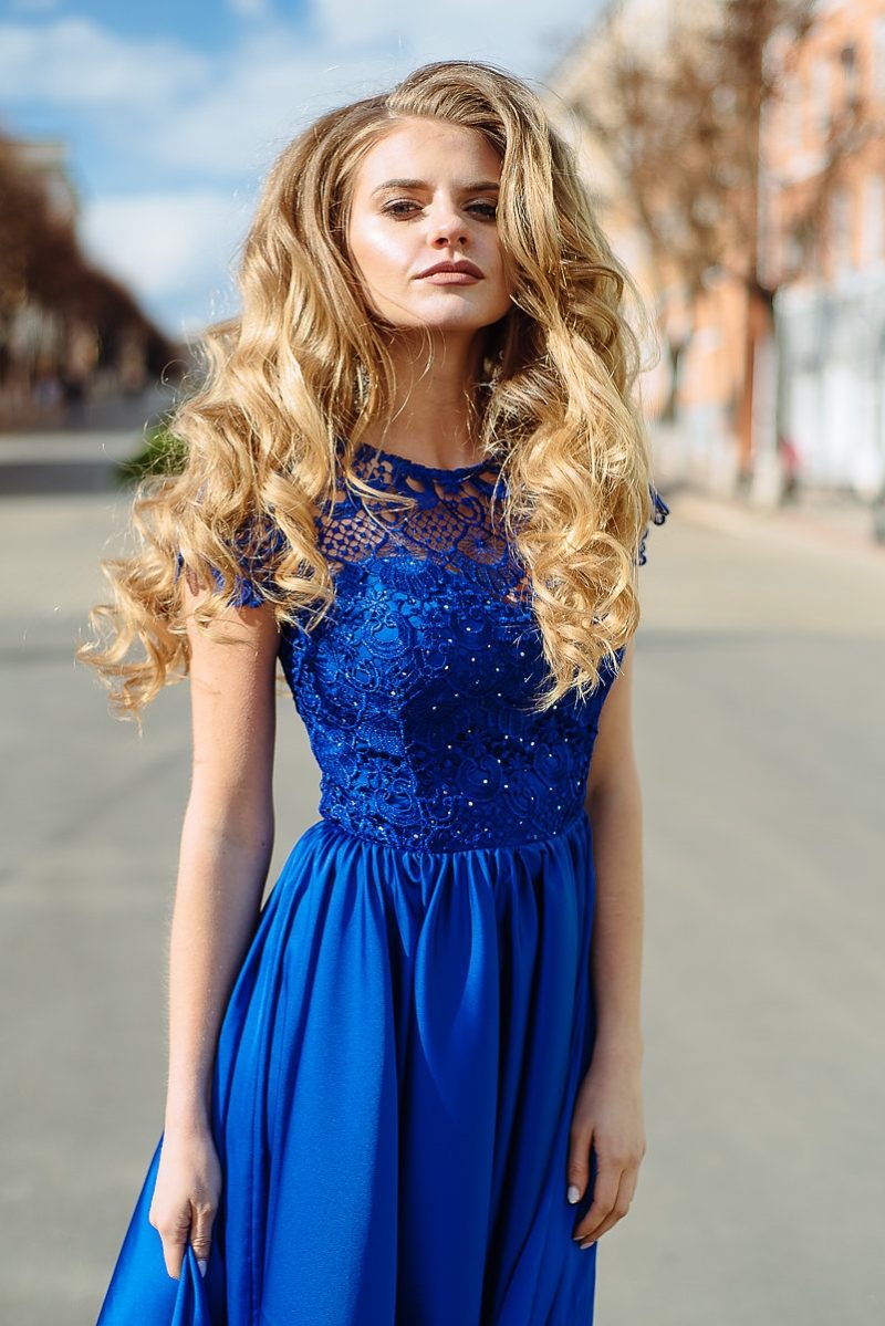 Купить Длинное синее платье с пышной юбкой и кружевным верхом с короткими рукавами в магазине женской одежды в Воронеже