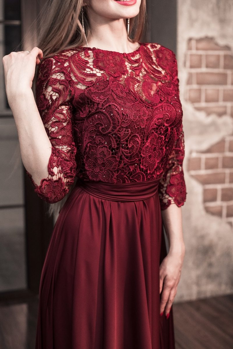 Купить Вечернее платье в пол вишневого цвета с кружевным верхом и рукавами 3/4 в магазине женской одежды в Воронеже