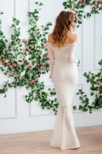 Заказать свадебное Гипюровое платье-рыбка молочного цвета с открытыми плечами с бесплатной доставкой по России