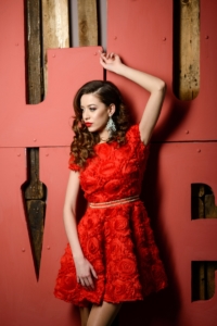 Короткое красное платье из крупных роз с вырезом на спине купить в интернет-магазине