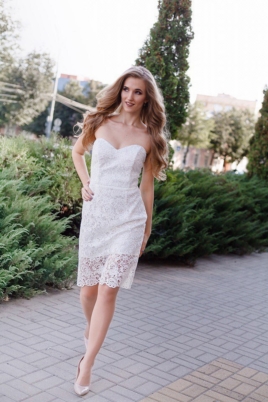 Молочное платье-футляр с корсетным верхом и кружевом купить в Воронеже