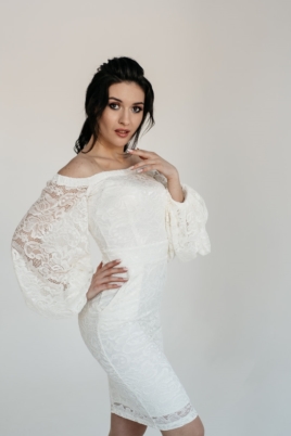 Белое гипюровое платье с открытыми плечами и пышными рукавами купить в интернет-магазине