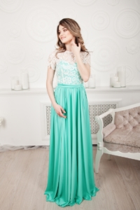 Длинное мятное платье с пышной юбкой и кружевным верхом с короткими рукавами купить в Воронеже