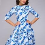Короткое белое платье с голубым цветочным принтом и рукавами 3/4 dm01161wh-1