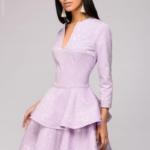 Платье сиреневого цвета длины мини из жаккарда с баской и вырезом на груди dm01022vl-1