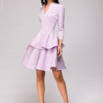 Платье сиреневого цвета длины мини из жаккарда с баской и вырезом на груди dm01022vl-2