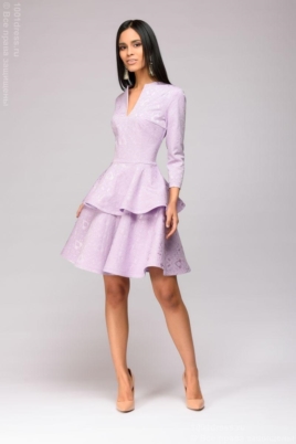 Платье сиреневого цвета длины мини из жаккарда с баской и вырезом на груди купить в интернет-магазине
