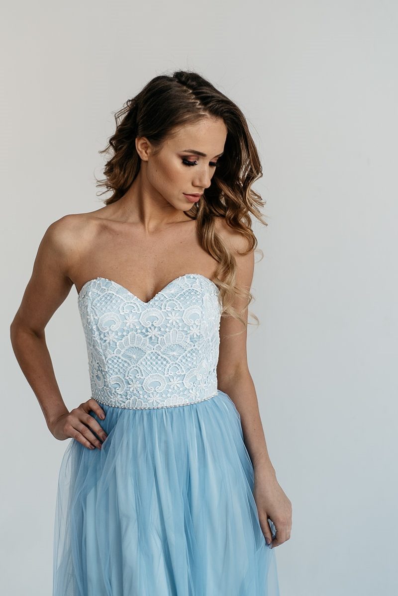 Вечернее платье-корсет голубого цвета с кружевным верхом и фатиновой юбкой купить в интернет-магазине