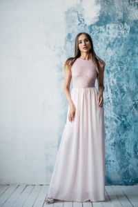 Длинное платье пудрового цвета с шифоновой юбкой и вырезом на спине купить в интернет-магазине