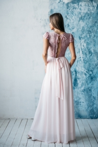 Заказать Длинное платье пудрового цвета с шифоновой юбкой и вырезом на спине с примеркой
