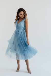 Коктейльное платье голубого цвета длины миди с декором "бабочки" купить в интернет-магазине