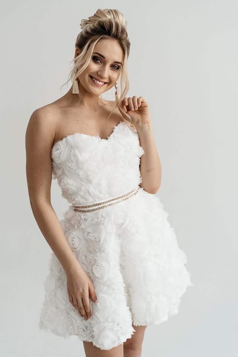 Короткое платье из крупных роз молочного цвета с открытым верхом купить в интернет-магазине свадебное платье