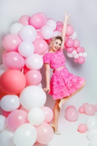 Короткое платье из крупных роз розового цвета с открытой спиной купить в интернет-магазине