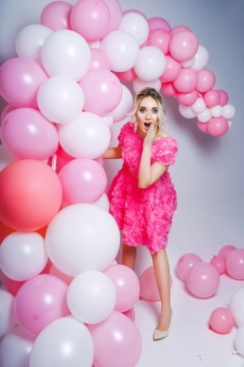 Короткое платье из крупных роз розового цвета с открытой спиной заказать с примеркой