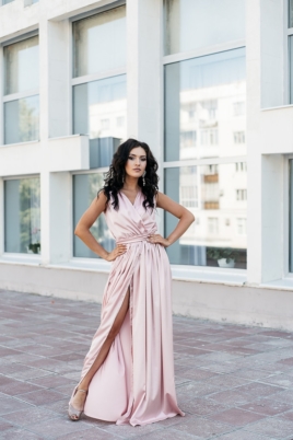 Пудровое платье в пол в греческом стиле из шелка купить в интернет-магазине