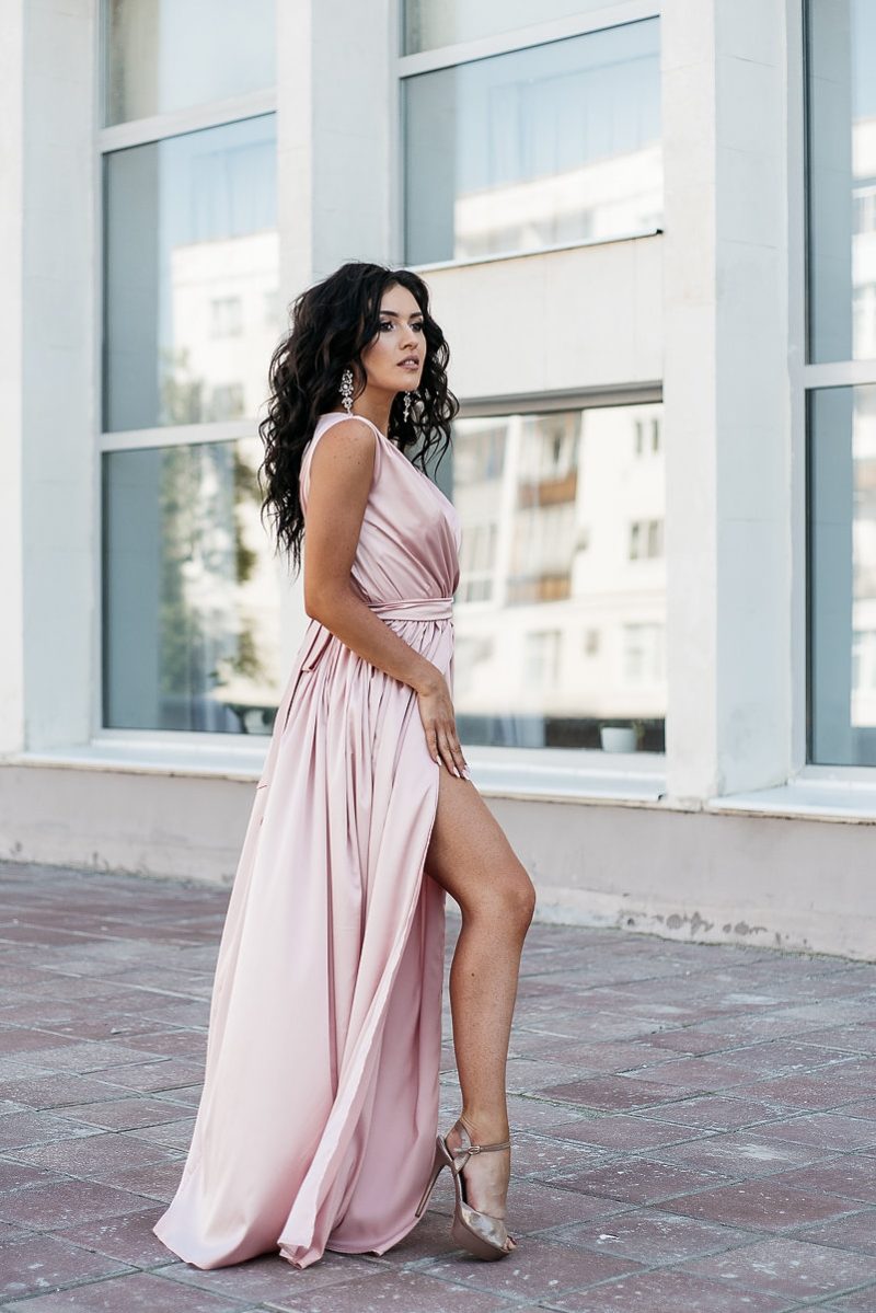 Пудровое платье в пол в греческом стиле из шелка заказать с примеркой