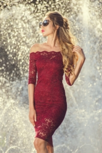 Бордовое гипюровое платье длины миди с открытыми плечами купить в интернет-магазине