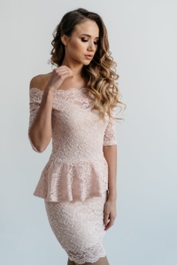 Гипюровое платье пепельно-розового цвета с баской и открытыми плечами купить в интернет-магазине