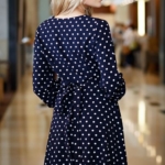 Короткое платье с запахом темно-синего цвета в горошек sz00168db-4