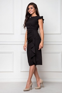 Купить Платье-футляр черного цвета длины миди с драпировкой и воланами с бесплатной доставкой