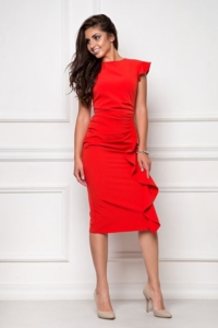 Платье-футляр красного цвета длины миди с драпировкой и воланами купить в интернет-магазине
