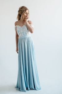 Вечернее платье голубого цвета с корсетом и разрезом на юбке купить в интернет-магазине