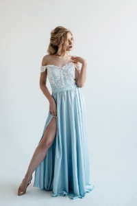 Вечернее платье голубого цвета с корсетом и разрезом на юбке заказать с примеркой