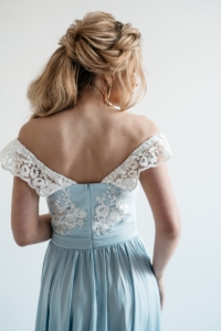 Вечернее платье голубого цвета с корсетом и разрезом на юбке на свадьбу