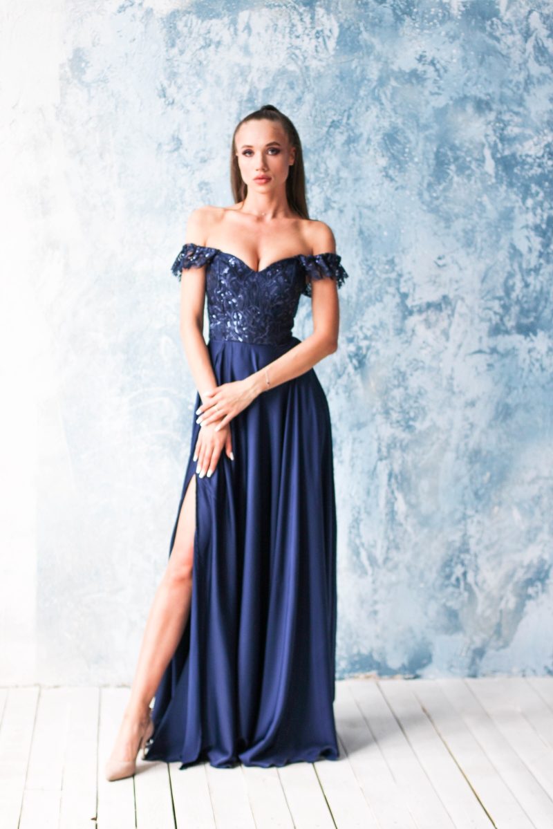 Длинное вечернее платье-корсет темно-синего цвета с разрезом на юбке купить в интернет-магазине