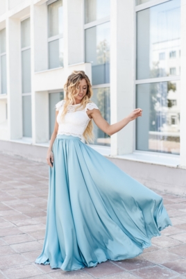 Комплект: белый гипюровый топ и голубая шелковая юбка в пол купить в интернет-магазине