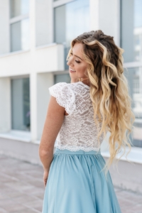 Купить Комплект: белый гипюровый топ и голубая шелковая юбка в пол в интернет-магазине