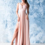 Платье в пол цвета пудры с кружевной отделкой и разрезом на юбке zd00491pw-1