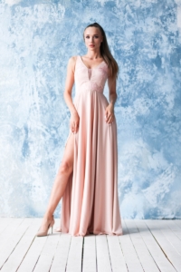 Платье в пол цвета пудры с кружевной отделкой и разрезом на юбке купить в интернет-магазине